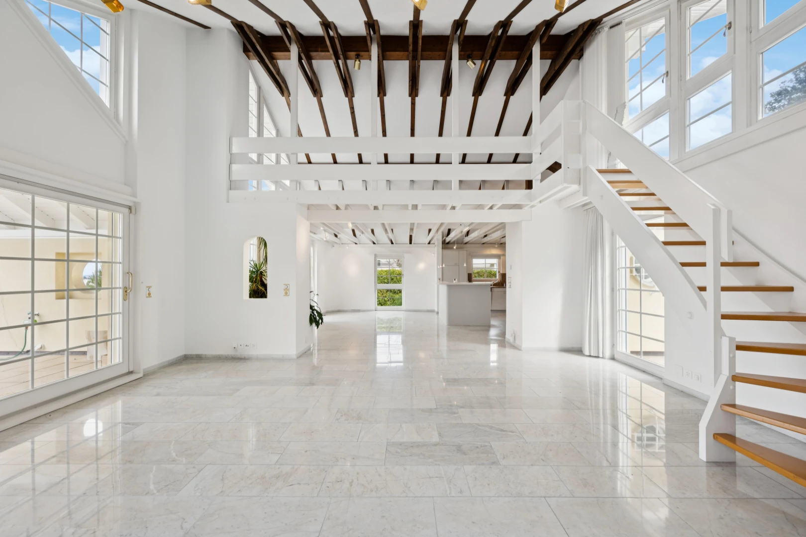 treppe mit treppen, natürliches licht, day time, light floor, und inside property