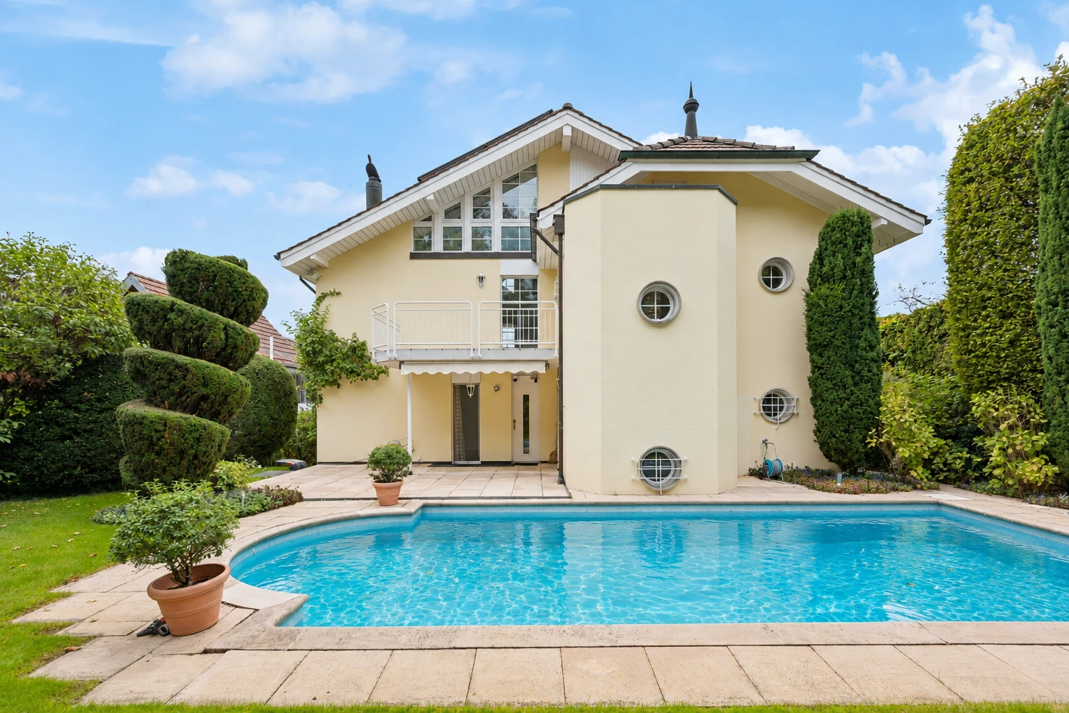 schwimmbad mit terrasse, schwimmbad, balkon, property visible, und day time