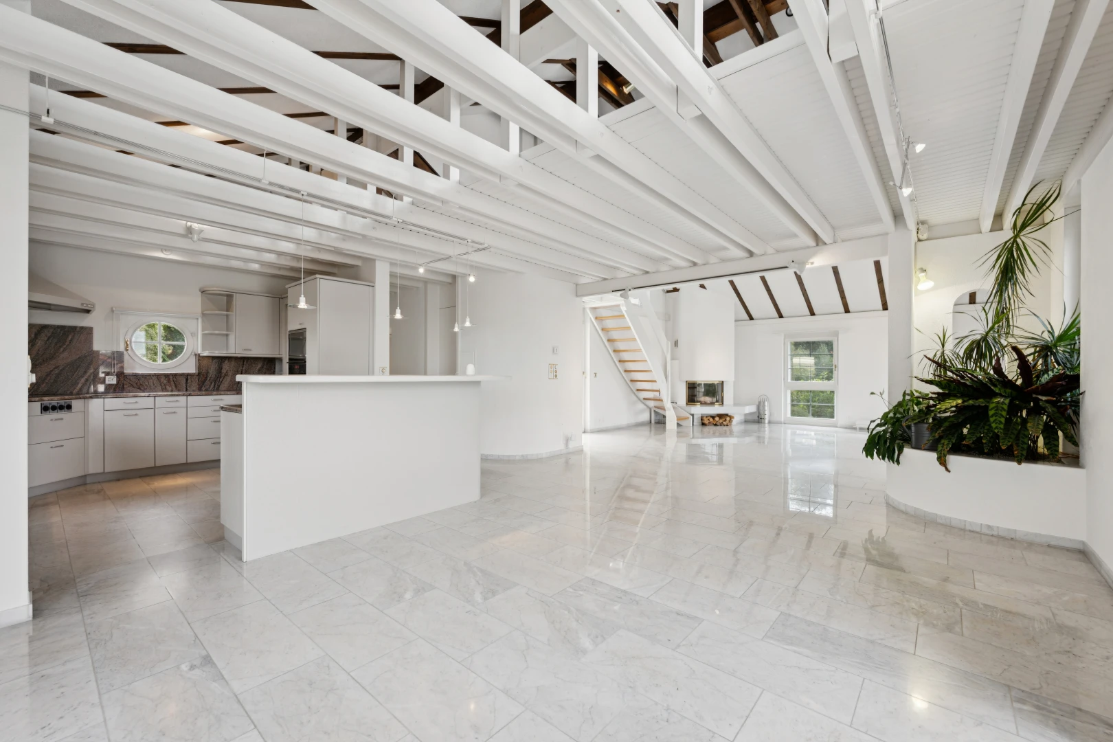 wohnzimmer mit treppen, inside property, gipskartonwand, drywall, und light floor