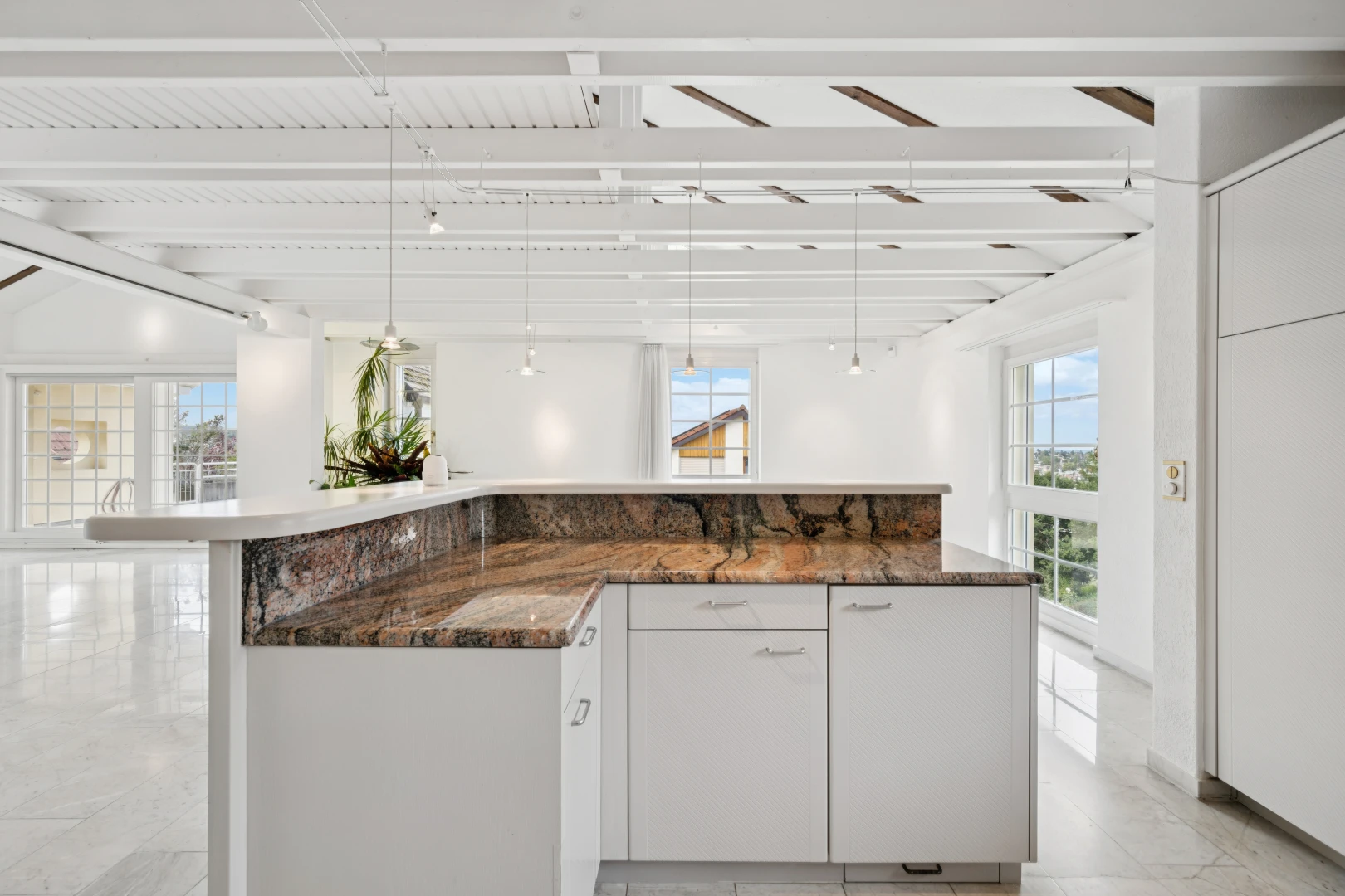 küche mit dark countertops, weiße schränke, white cabinets, two heights countertops, und kücheninsel