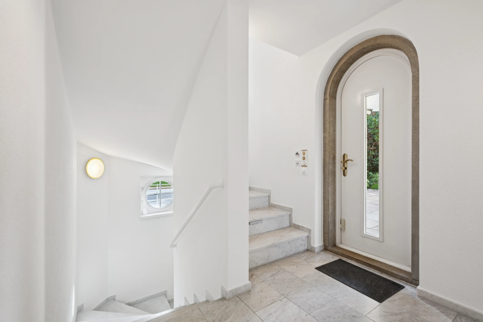 treppe mit treppen, außenzugang, inside property, carpet stairs, und light floor