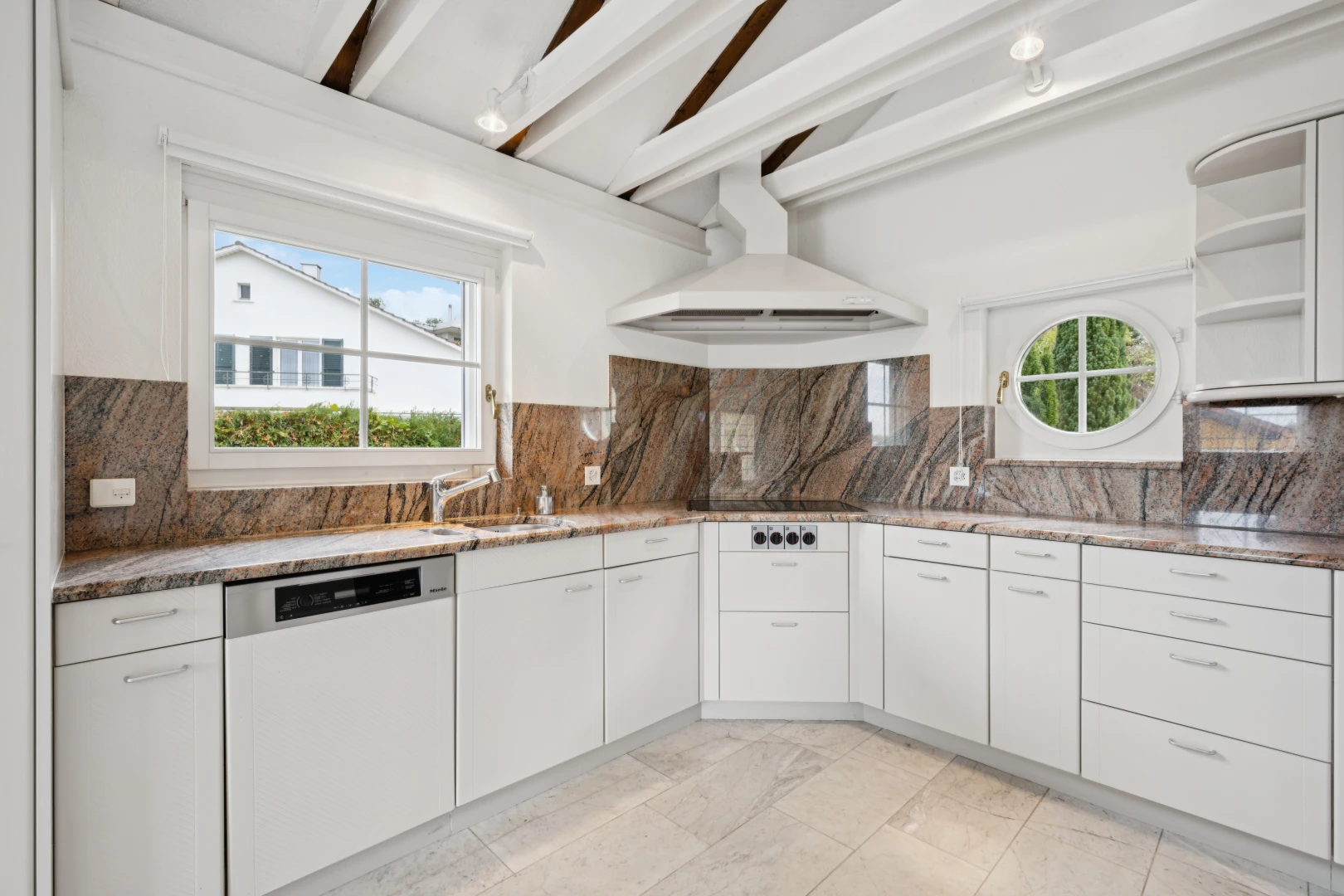 küche mit geschirrspülmaschine, weiße schränke, white cabinets, dunstabzugshaube, und light floor