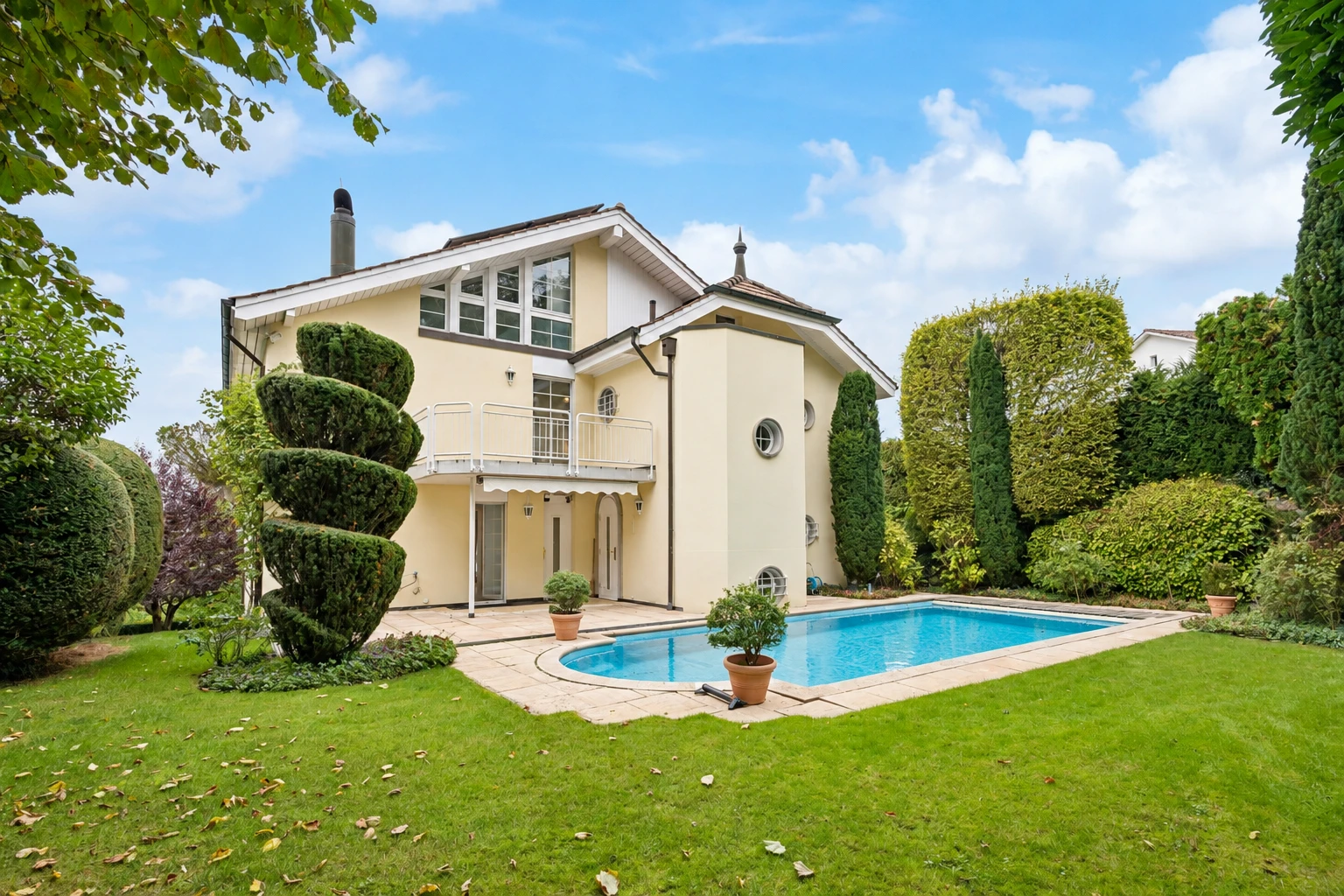 schwimmbad mit schwimmbad, rasen, terrasse, property visible, und balkon