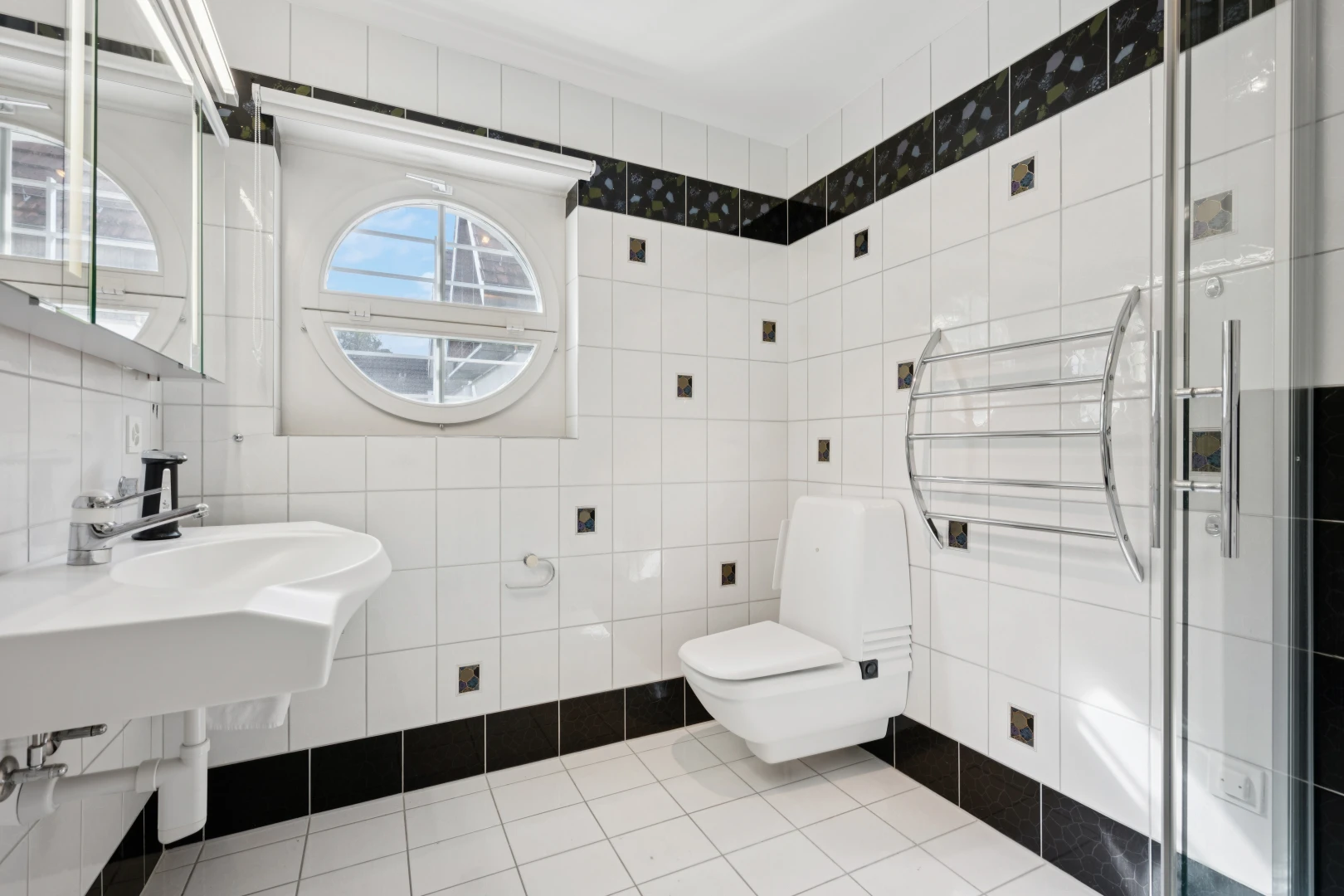 bad mit toilette, spiegel, fliesenboden, tile floor, und fliesenwand
