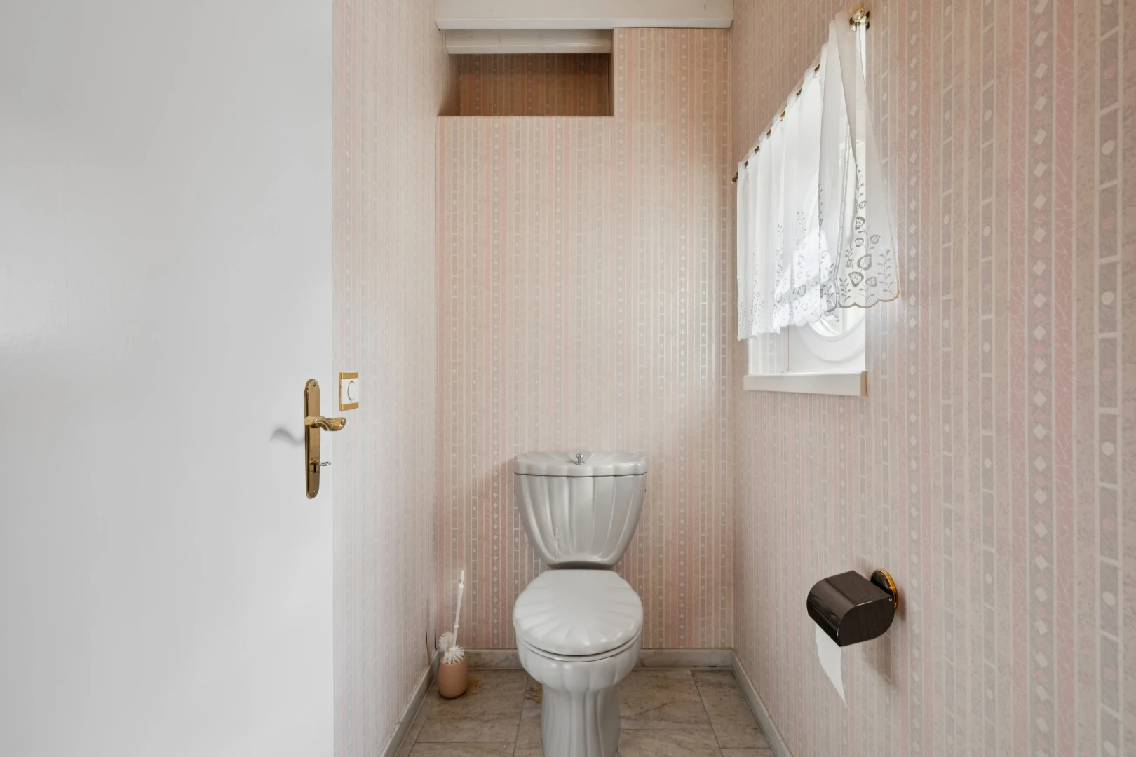 bad mit toilette, tapetenwand, wallpaper wall, inside property, und light floor