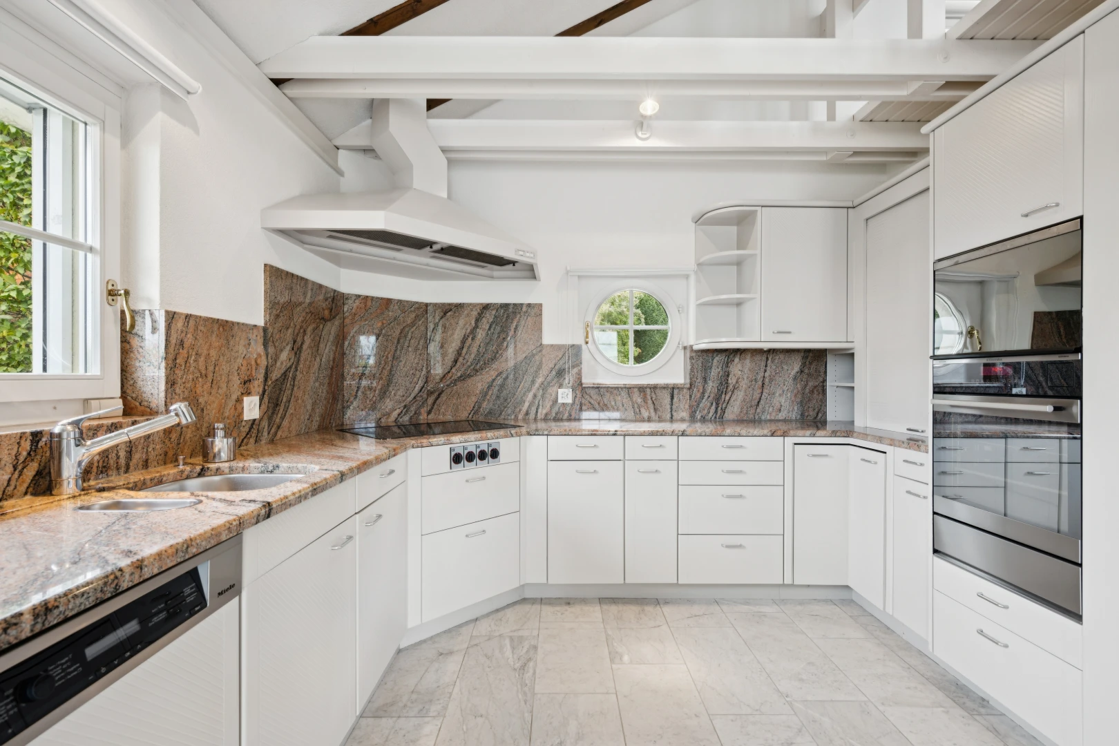 küche mit geschirrspülmaschine, offene regale, open shelves, stein arbeitsplatten, und stone countertops