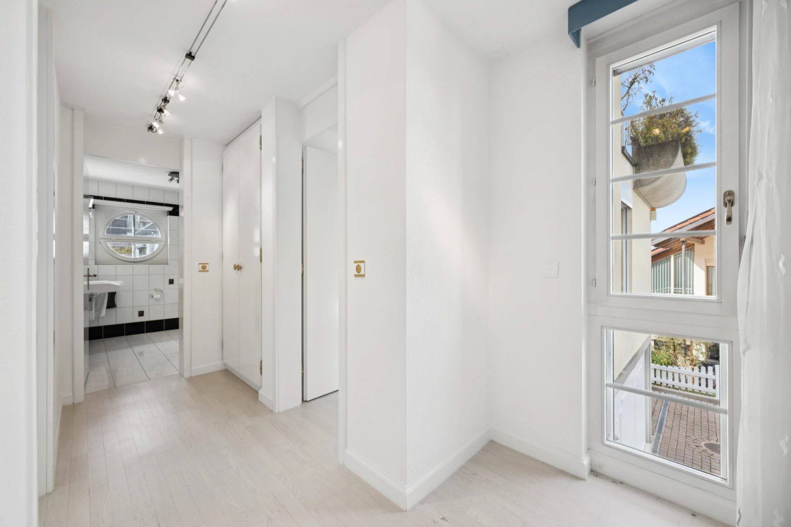 halle / korridor mit gipskartonwand, drywall, deckenbeleuchtung, light floor, und inside property