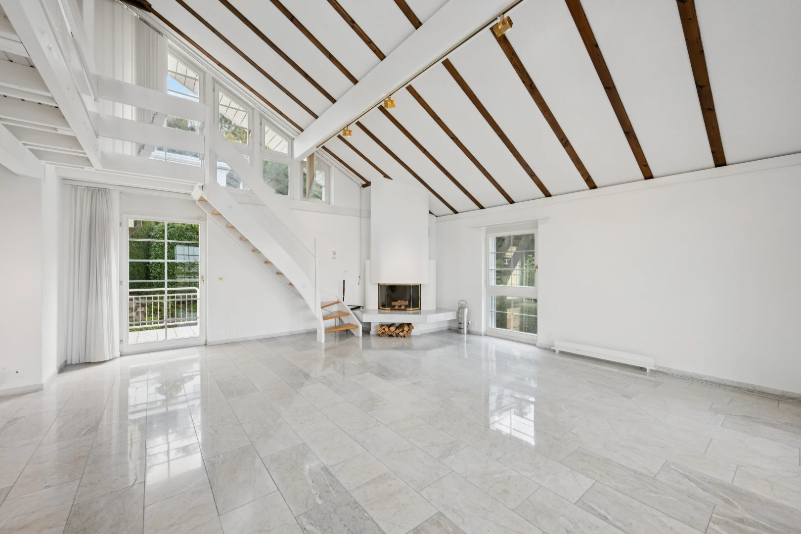 leerer raum mit hohe decke, high ceiling, natürliches licht, dachschräge, und vaulted ceiling