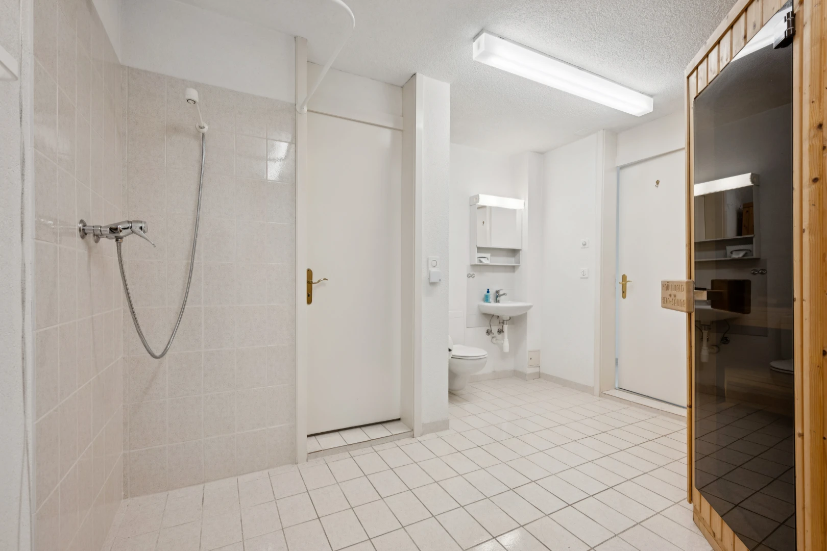 bad mit toilette, komplettes badezimmer, dusche, light floor, und inside property