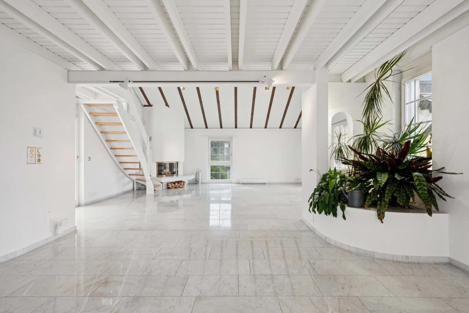 wohnzimmer mit treppen, balkendecke, beamed ceiling, gipskartonwand, und drywall