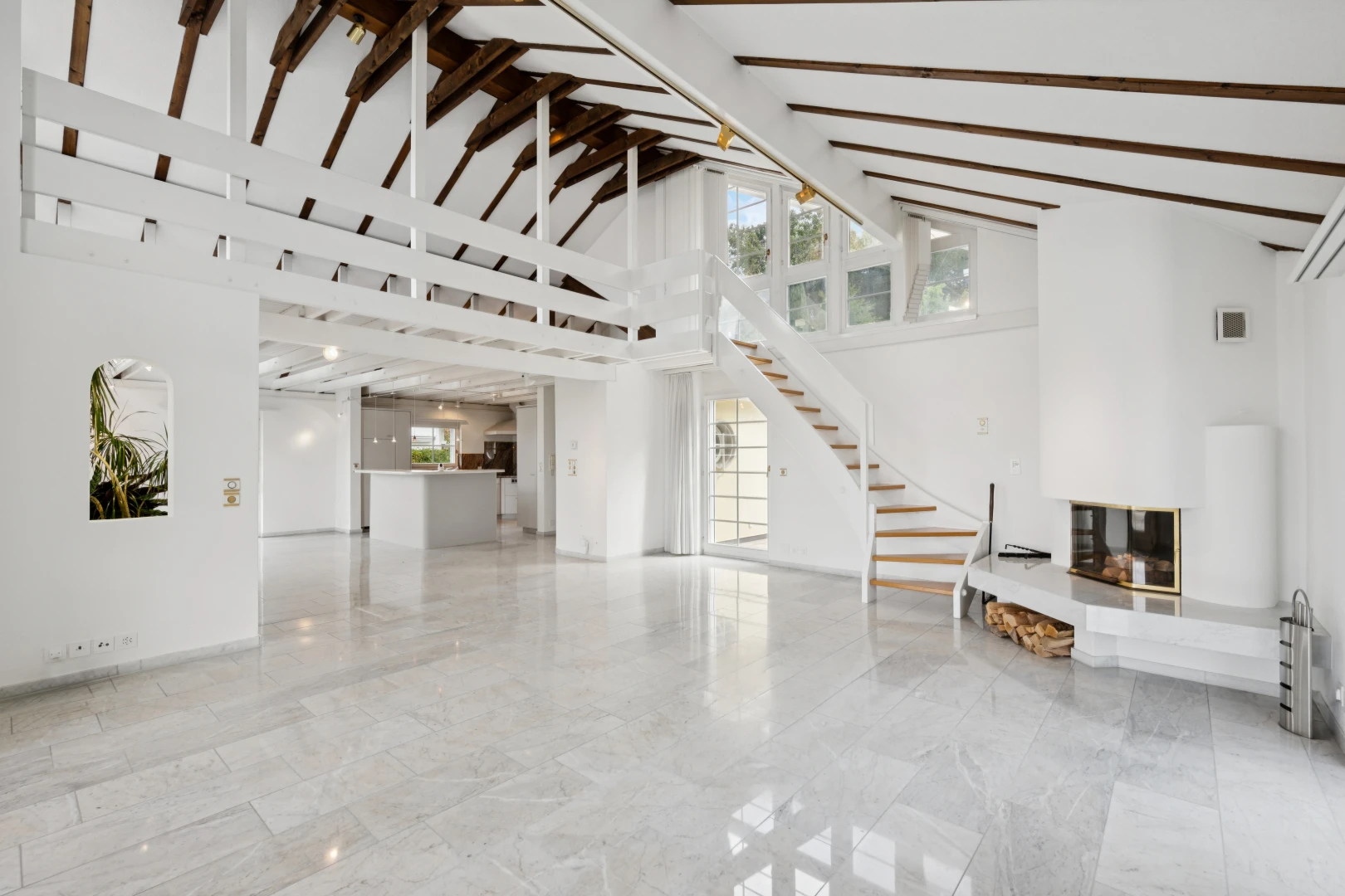 wohnzimmer mit treppen, hohe decke, high ceiling, marmorboden, und marble finish floor