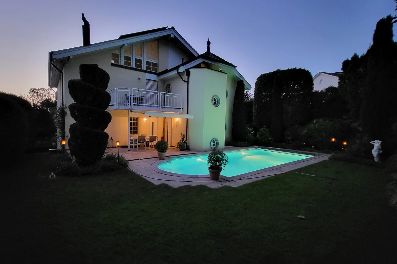 schwimmbad mit balkon, schwimmbad, property visible, terrasse, und rasen