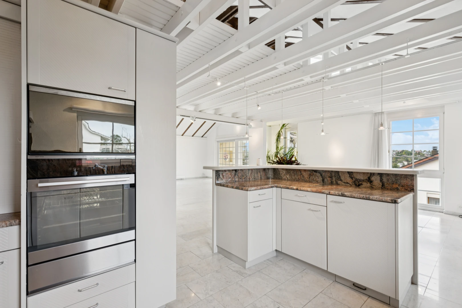 küche mit weiße schränke, white cabinets, dark countertops, two heights countertops, und doppel backofen