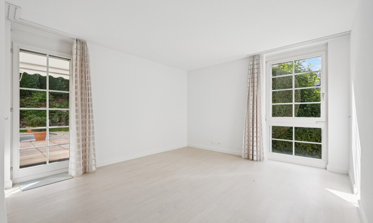 leerer raum mit gipskartonwand, drywall, außenzugang, inside property, und holzfußboden