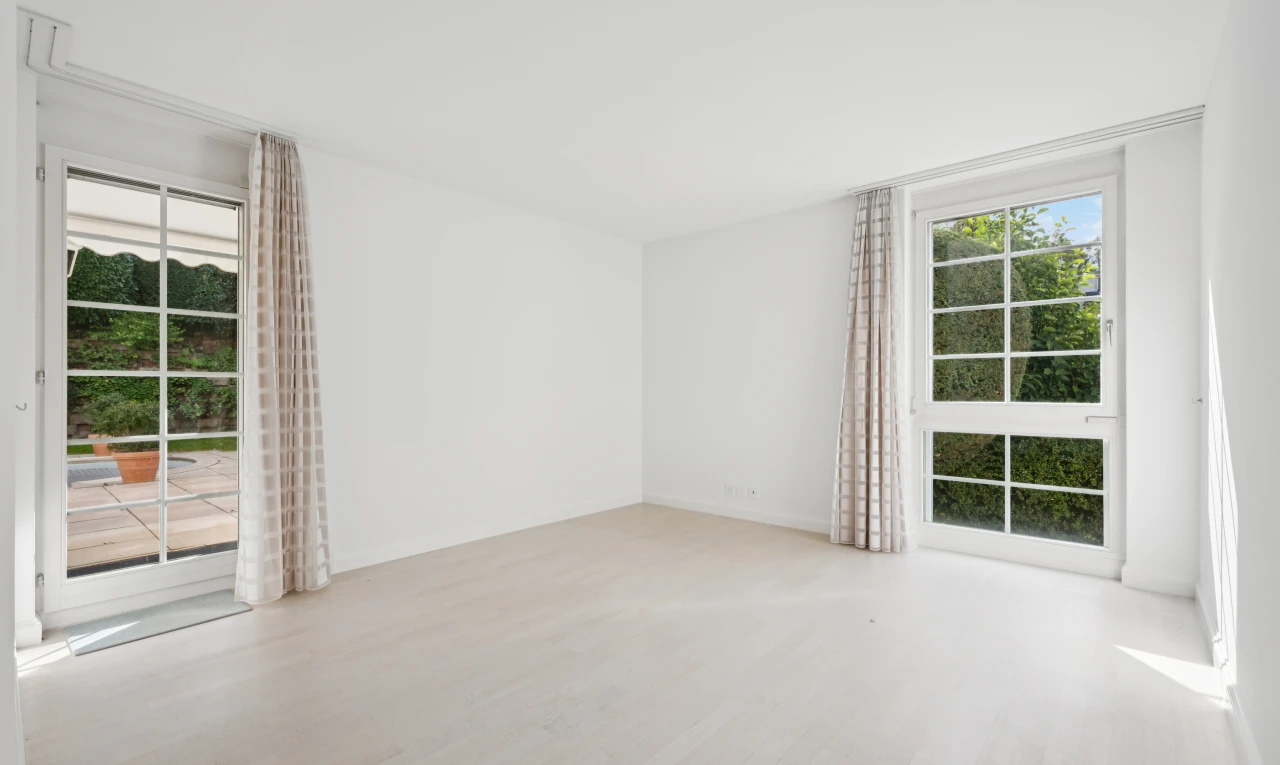 leerer raum mit gipskartonwand, drywall, außenzugang, inside property, und holzfußboden