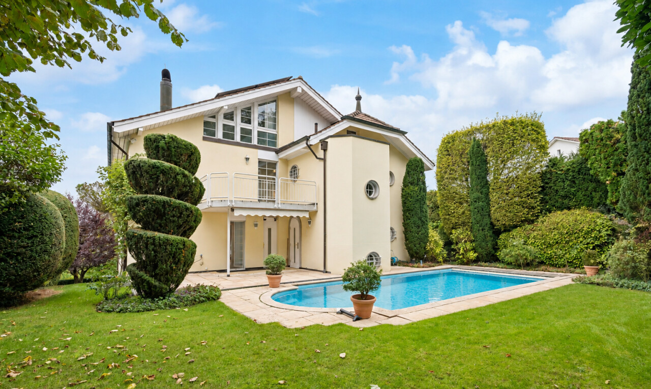 schwimmbad mit schwimmbad, rasen, terrasse, property visible, und balkon