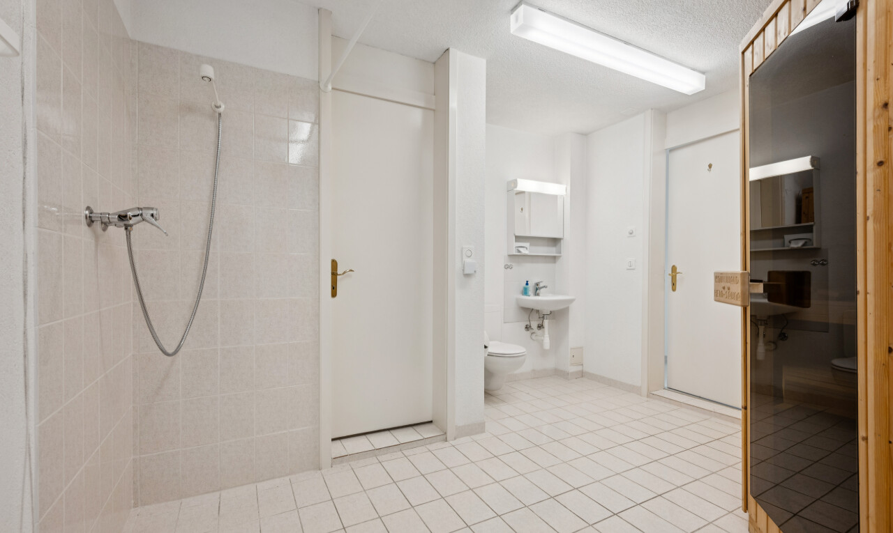 bad mit toilette, komplettes badezimmer, dusche, light floor, und inside property
