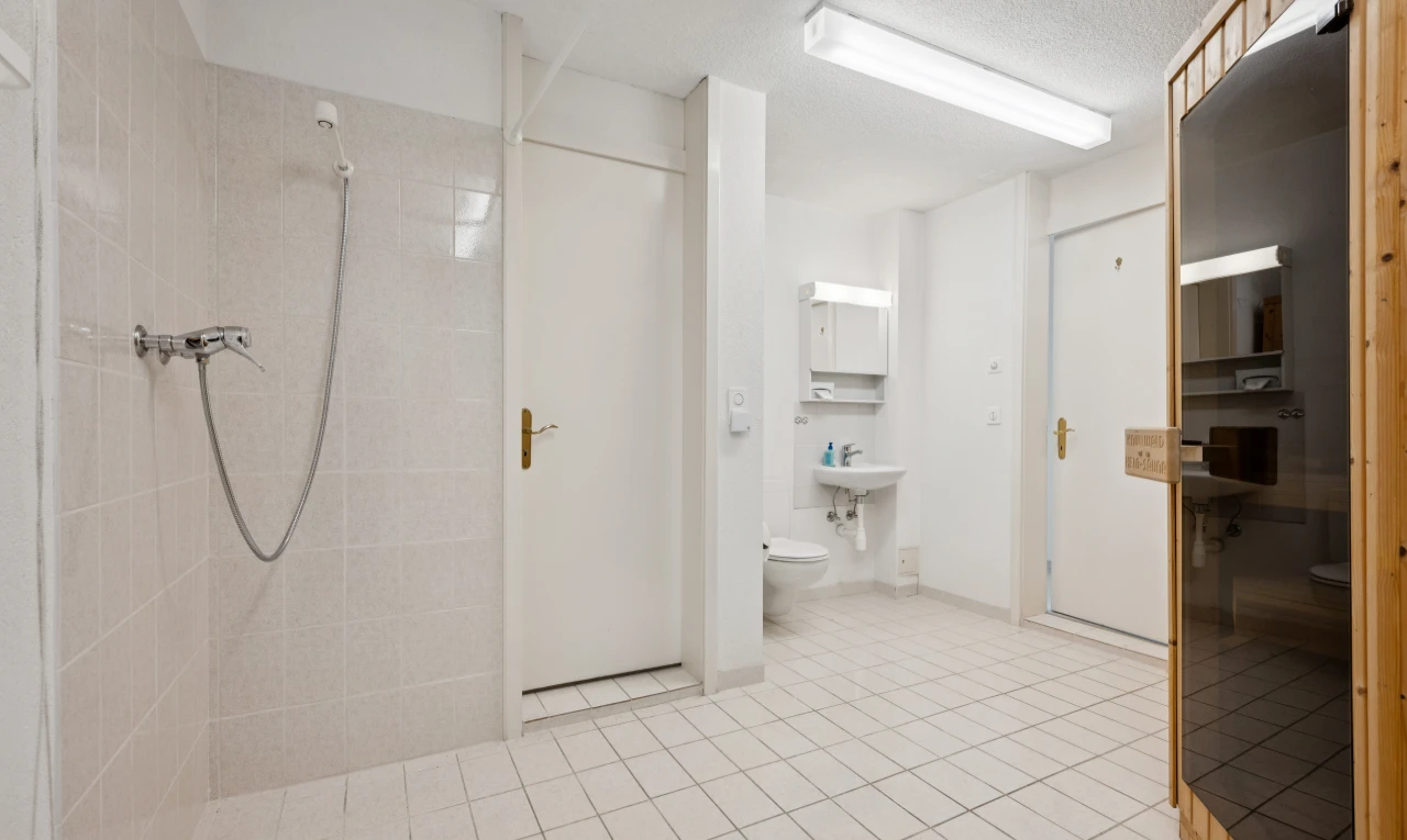 bad mit toilette, komplettes badezimmer, dusche, light floor, und inside property