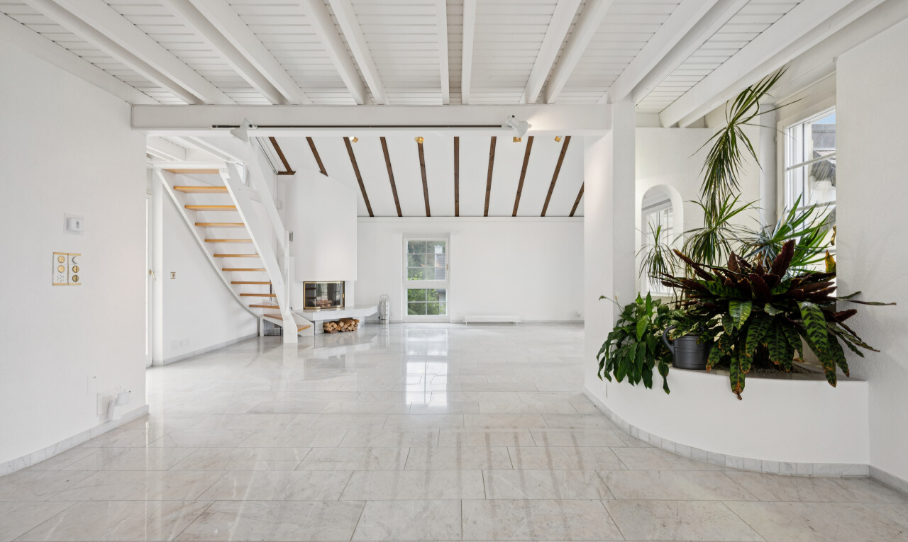 wohnzimmer mit treppen, balkendecke, beamed ceiling, gipskartonwand, und drywall