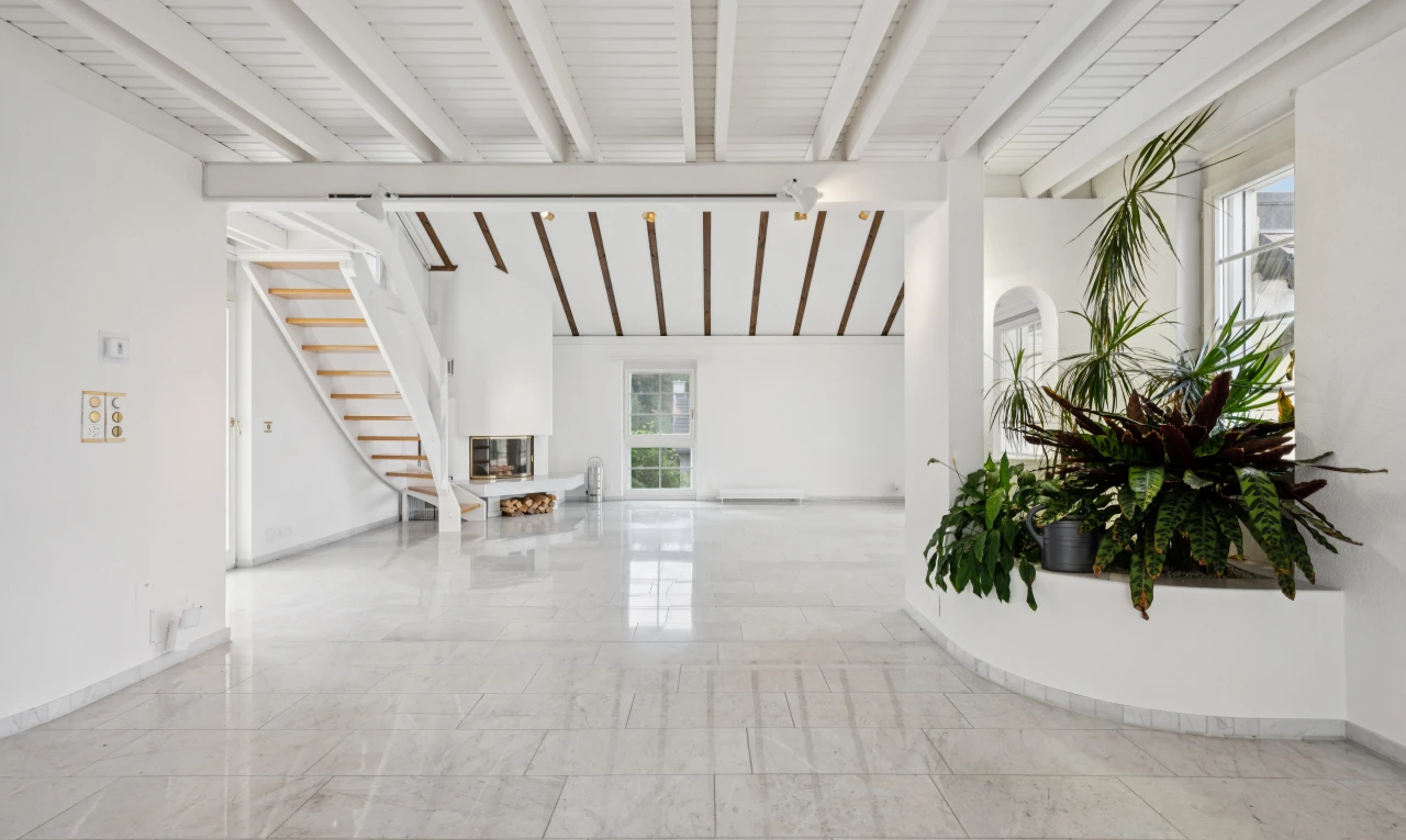 wohnzimmer mit treppen, balkendecke, beamed ceiling, gipskartonwand, und drywall