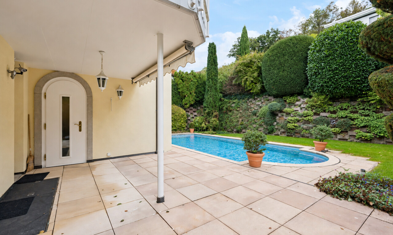 schwimmbad mit terrasse, schwimmbad, und from property