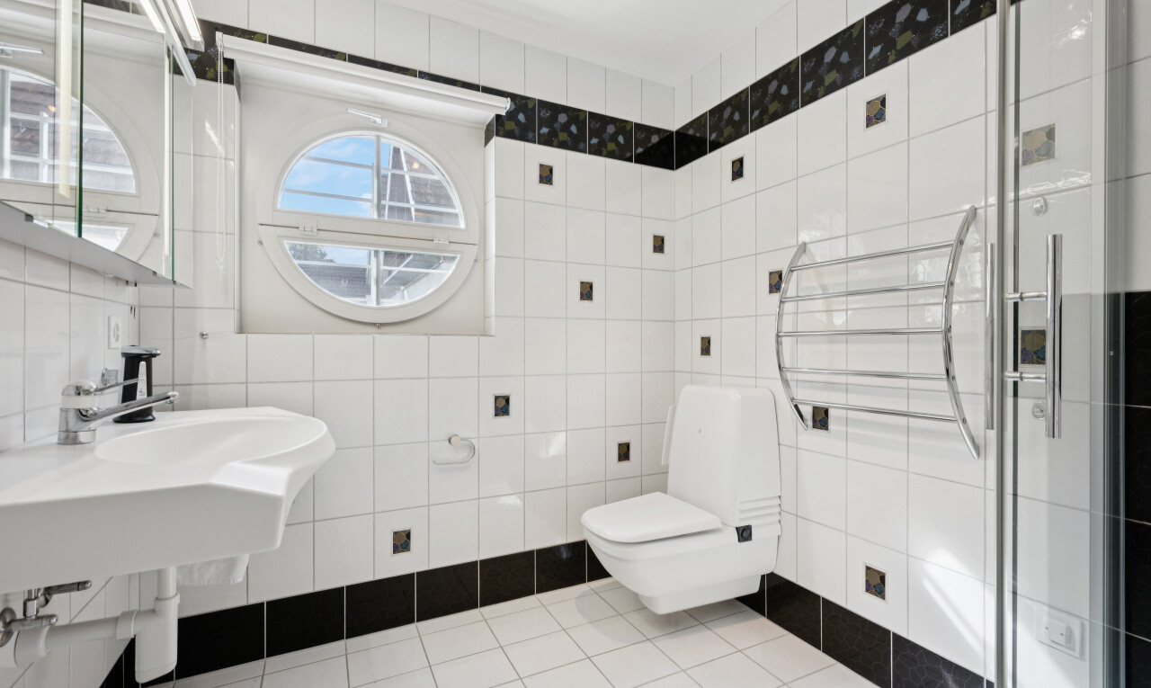 bad mit toilette, spiegel, fliesenboden, tile floor, und fliesenwand