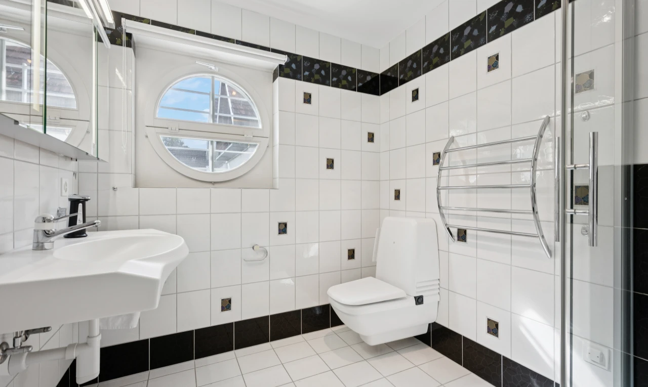 bad mit toilette, spiegel, fliesenboden, tile floor, und fliesenwand