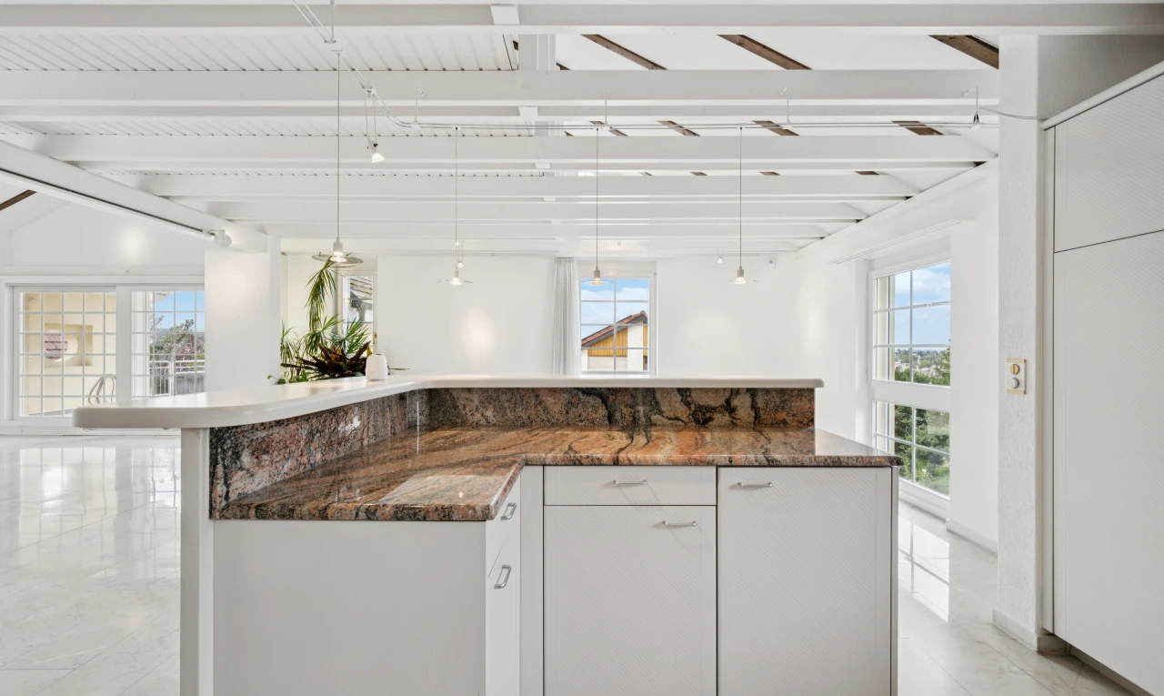 küche mit dark countertops, weiße schränke, white cabinets, two heights countertops, und kücheninsel