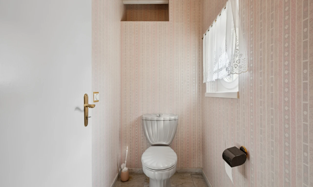 bad mit toilette, tapetenwand, wallpaper wall, inside property, und light floor