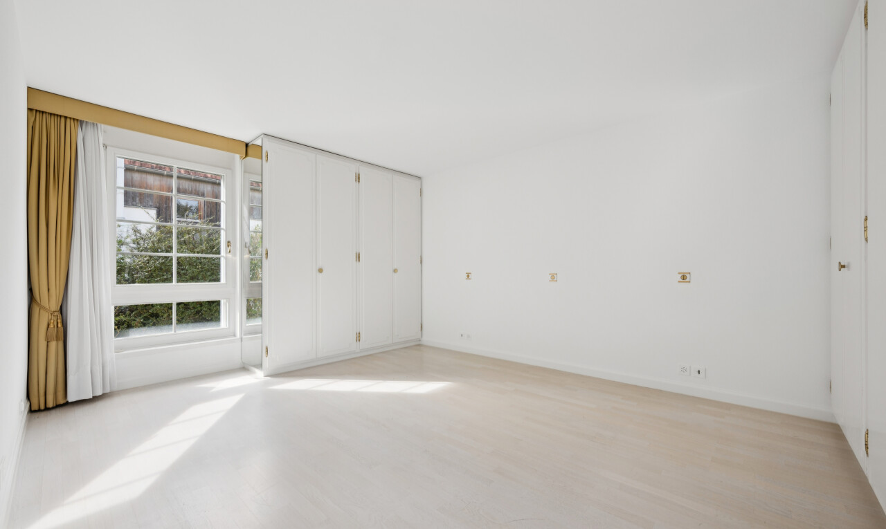 leerer raum mit gipskartonwand, drywall, kleiderschrank, light floor, und inside property