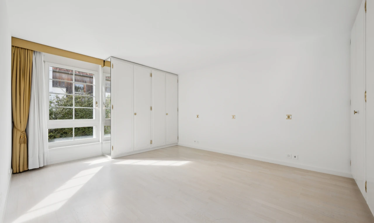 leerer raum mit gipskartonwand, drywall, kleiderschrank, light floor, und inside property