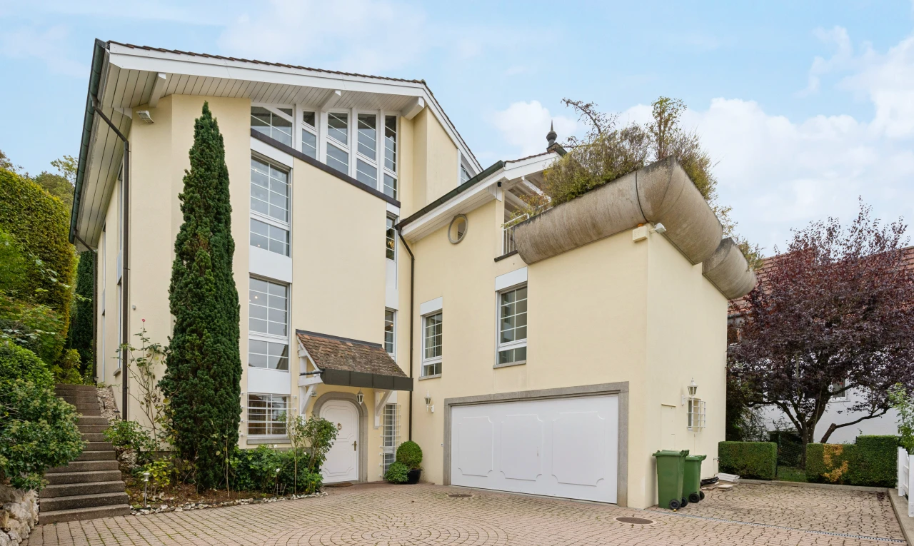 außenansicht mit auffahrt, stuckverkleidung, eingebaute garage, und day time