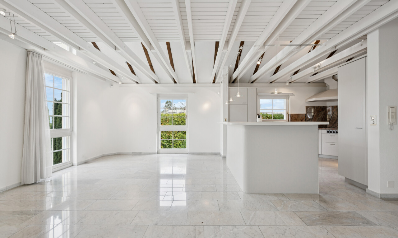 leerer raum mit light floor, gipskartonwand, drywall, high end ceiling, und balkendecke