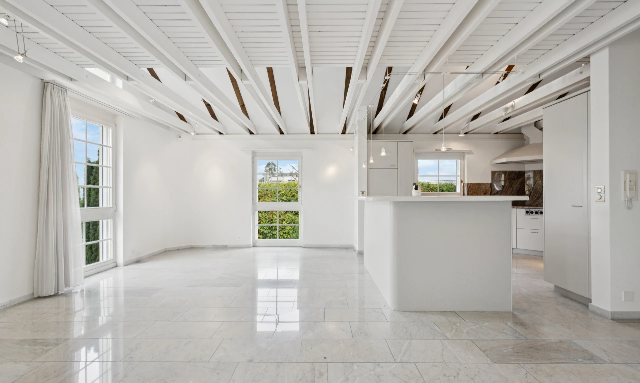 leerer raum mit light floor, gipskartonwand, drywall, high end ceiling, und balkendecke