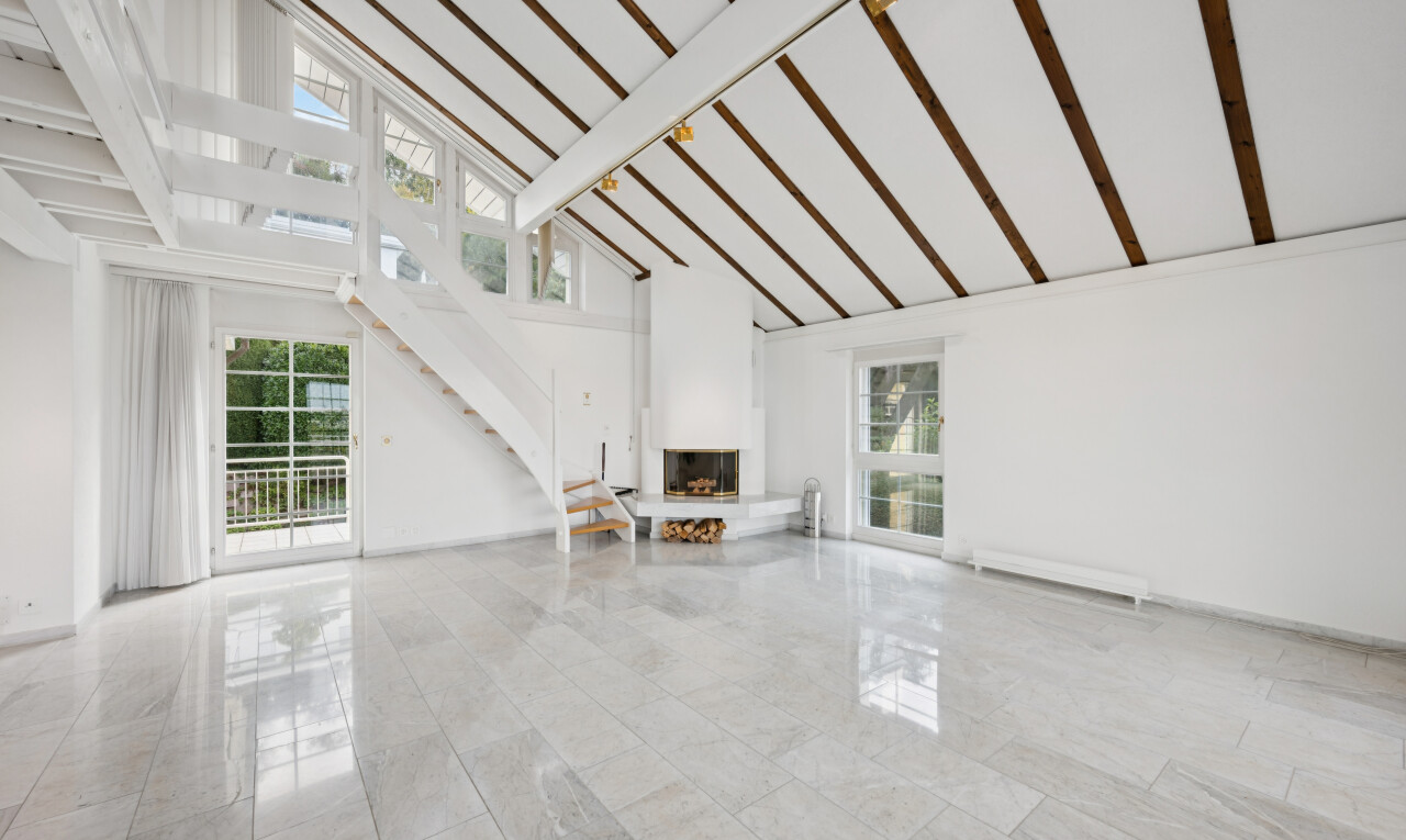 leerer raum mit hohe decke, high ceiling, natürliches licht, dachschräge, und vaulted ceiling