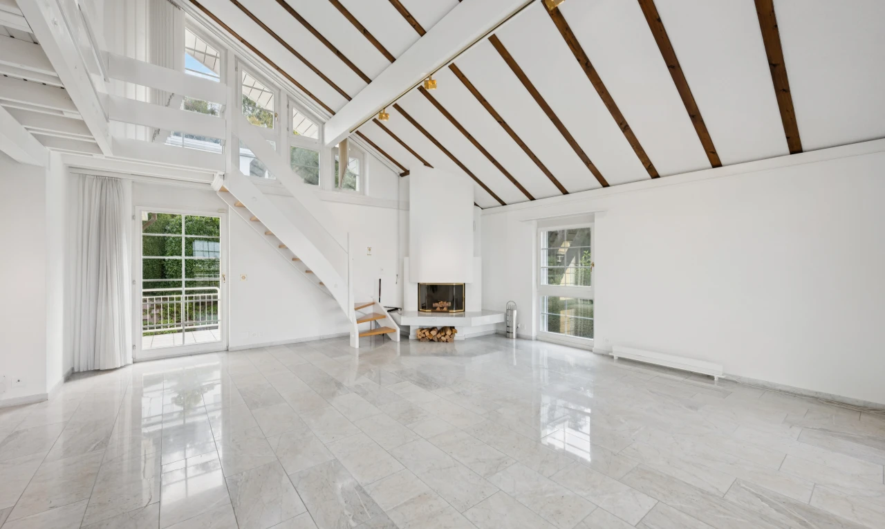 leerer raum mit hohe decke, high ceiling, natürliches licht, dachschräge, und vaulted ceiling