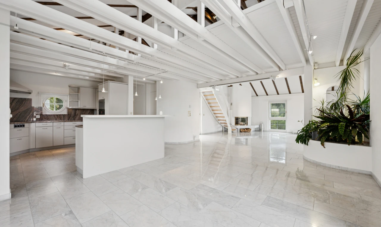 wohnzimmer mit treppen, inside property, gipskartonwand, drywall, und light floor