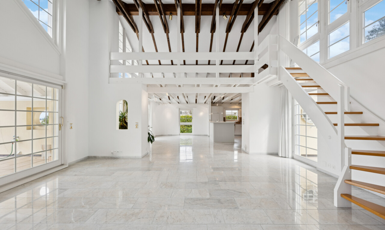 treppe mit treppen, natürliches licht, day time, light floor, und inside property