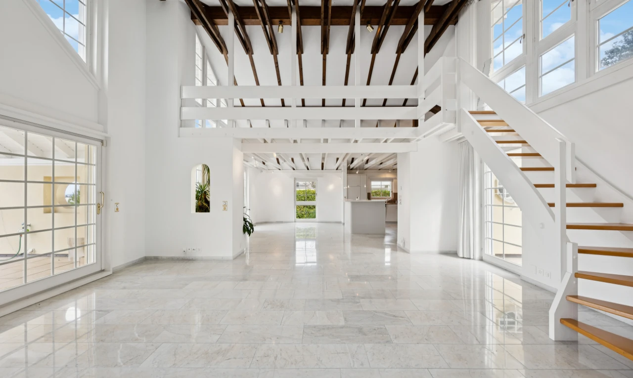 treppe mit treppen, natürliches licht, day time, light floor, und inside property
