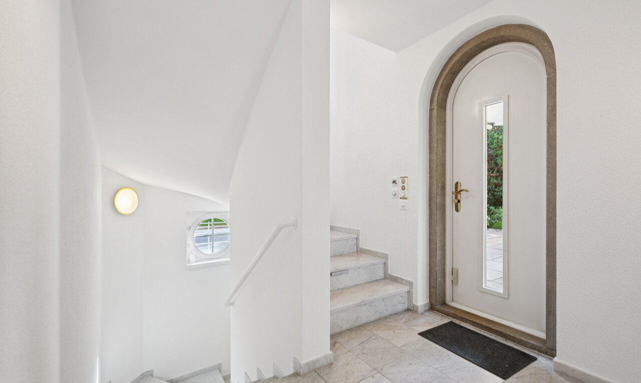 treppe mit treppen, außenzugang, inside property, carpet stairs, und light floor