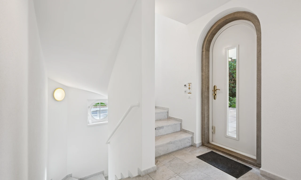 treppe mit treppen, außenzugang, inside property, carpet stairs, und light floor