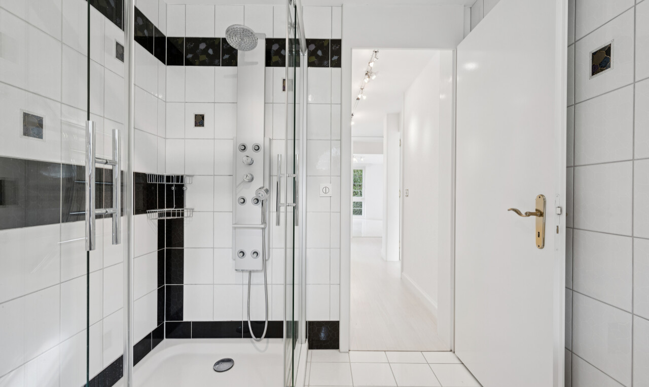 bad mit dusche, komplettes badezimmer, fliesenboden, tile floor, und inside property