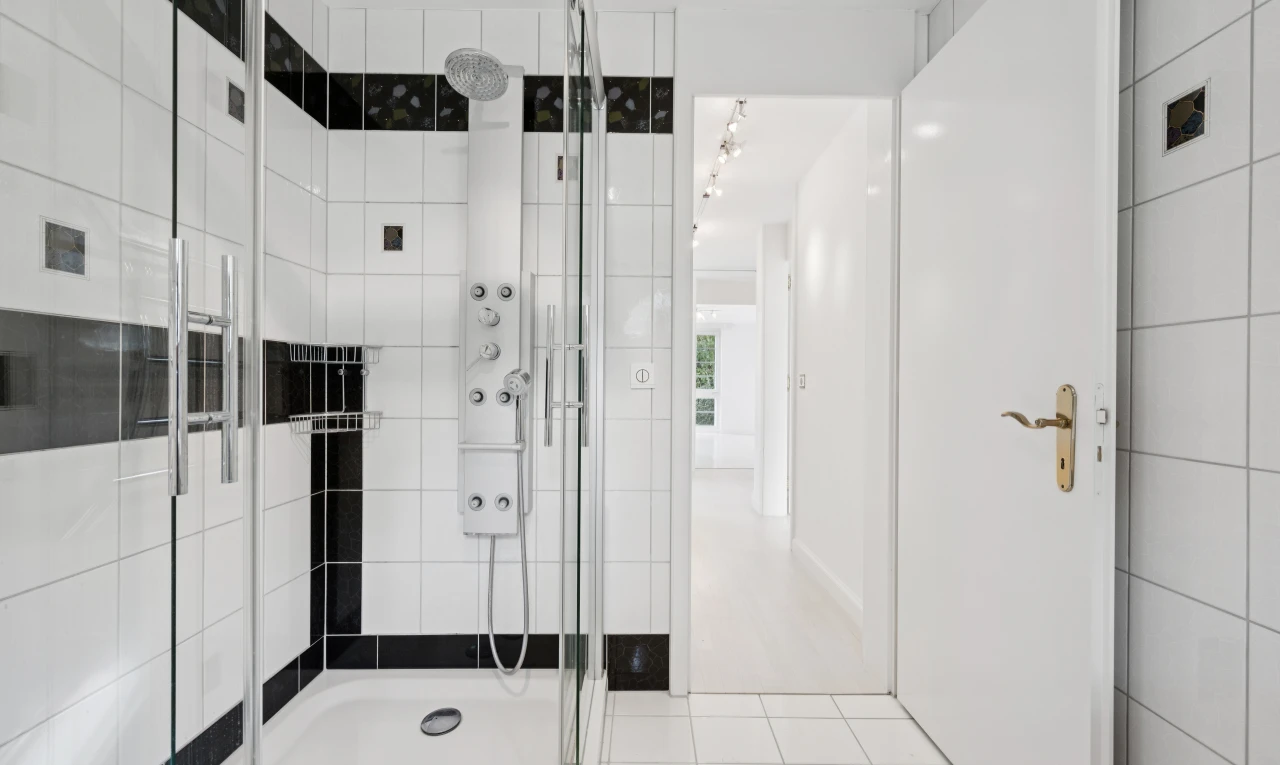 bad mit dusche, komplettes badezimmer, fliesenboden, tile floor, und inside property