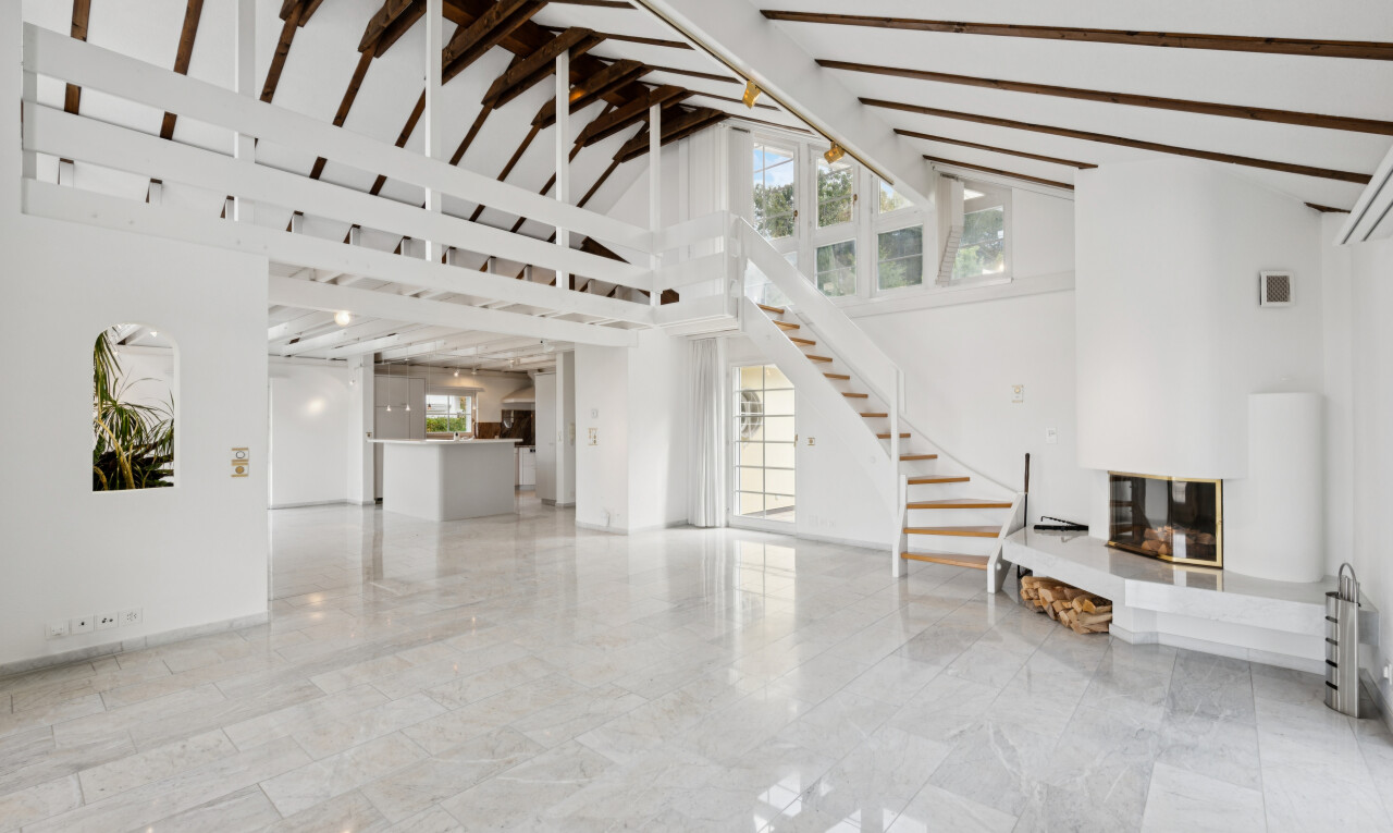 wohnzimmer mit treppen, hohe decke, high ceiling, marmorboden, und marble finish floor