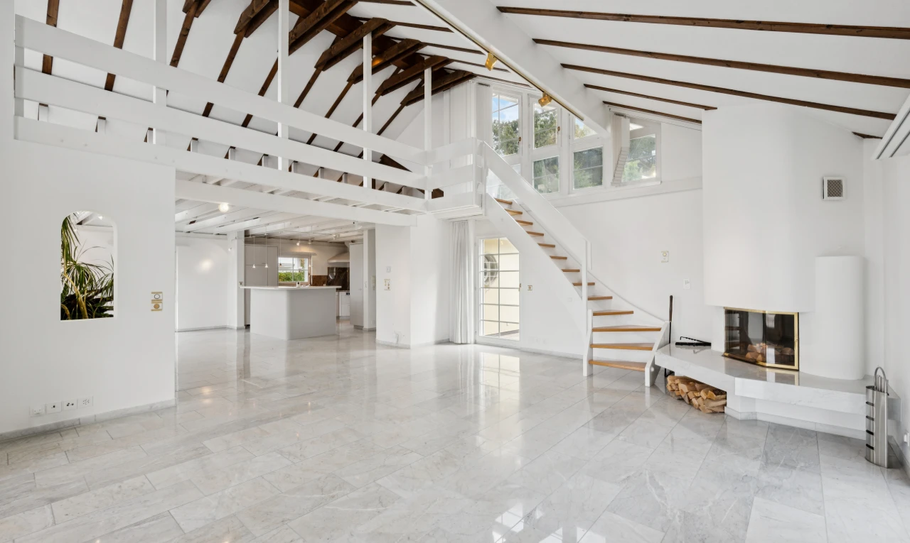 wohnzimmer mit treppen, hohe decke, high ceiling, marmorboden, und marble finish floor