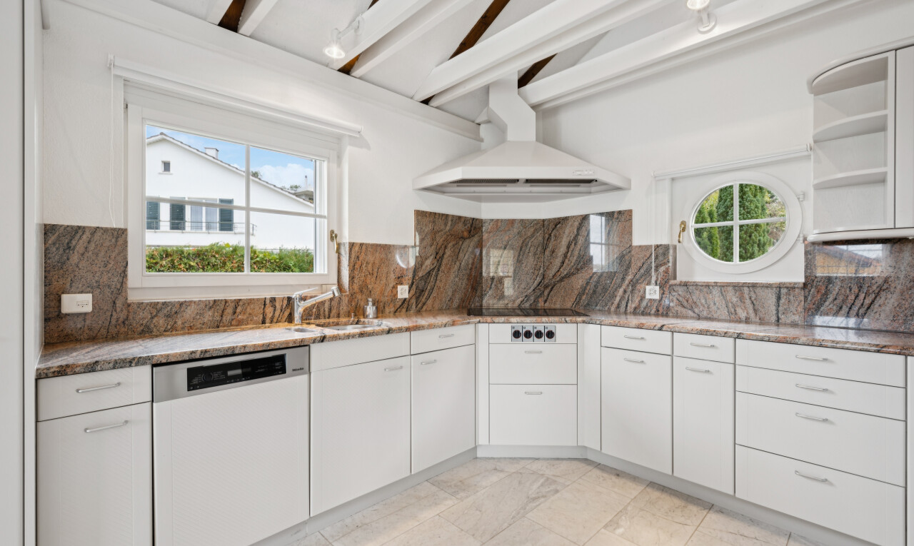 küche mit geschirrspülmaschine, weiße schränke, white cabinets, dunstabzugshaube, und light floor