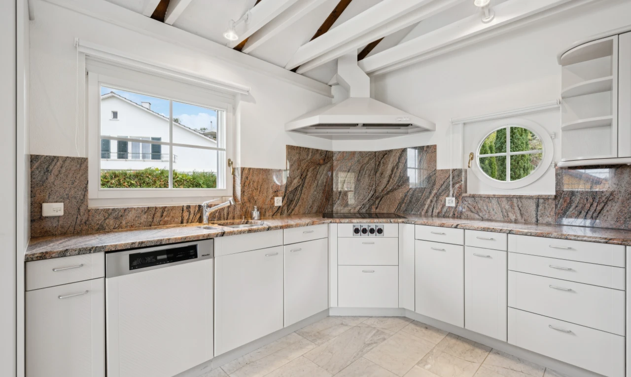 küche mit geschirrspülmaschine, weiße schränke, white cabinets, dunstabzugshaube, und light floor