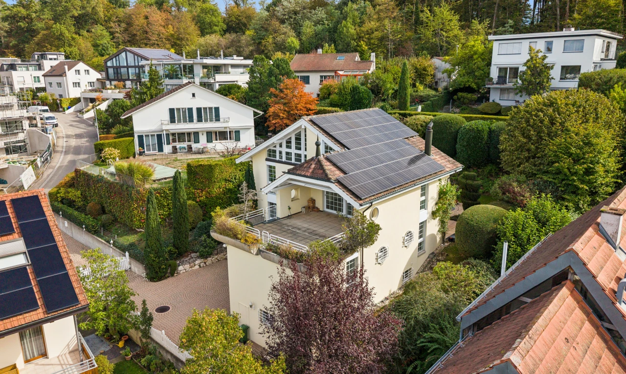 außenansicht mit solaranlage, wohngebietblick, residential view, neighborhood view, und waldblick