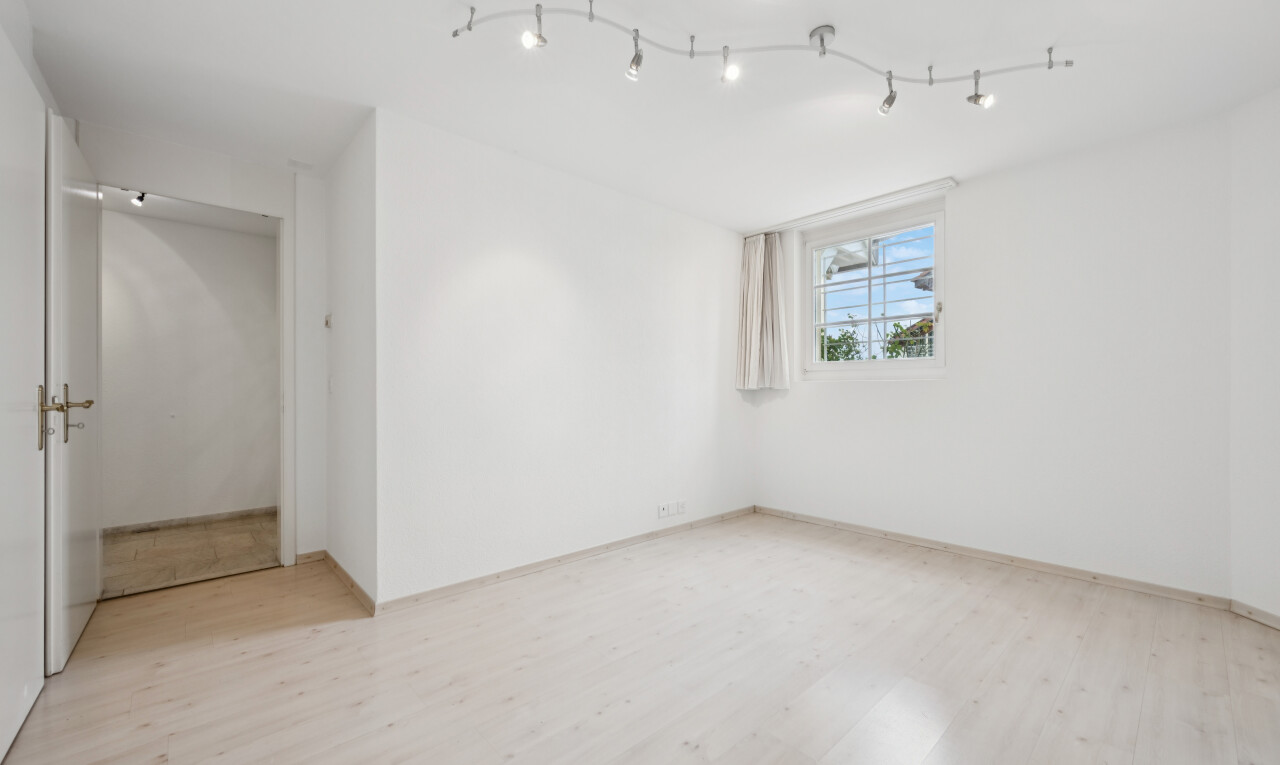 leerer raum mit deckenbeleuchtung, gipskartonwand, drywall, light floor, und holzfußboden