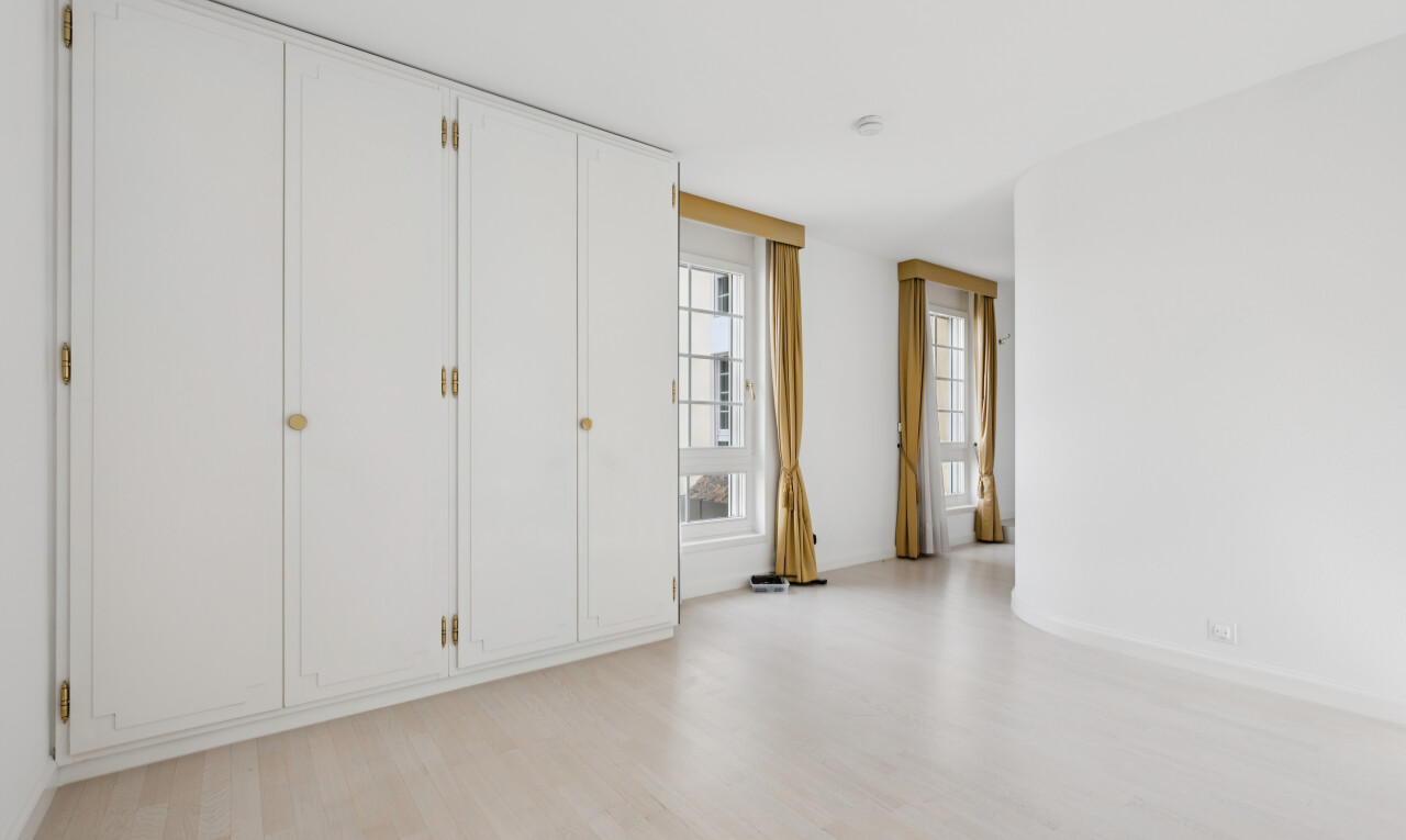 leerer raum mit light floor, gipskartonwand, drywall, inside property, und holzfußboden